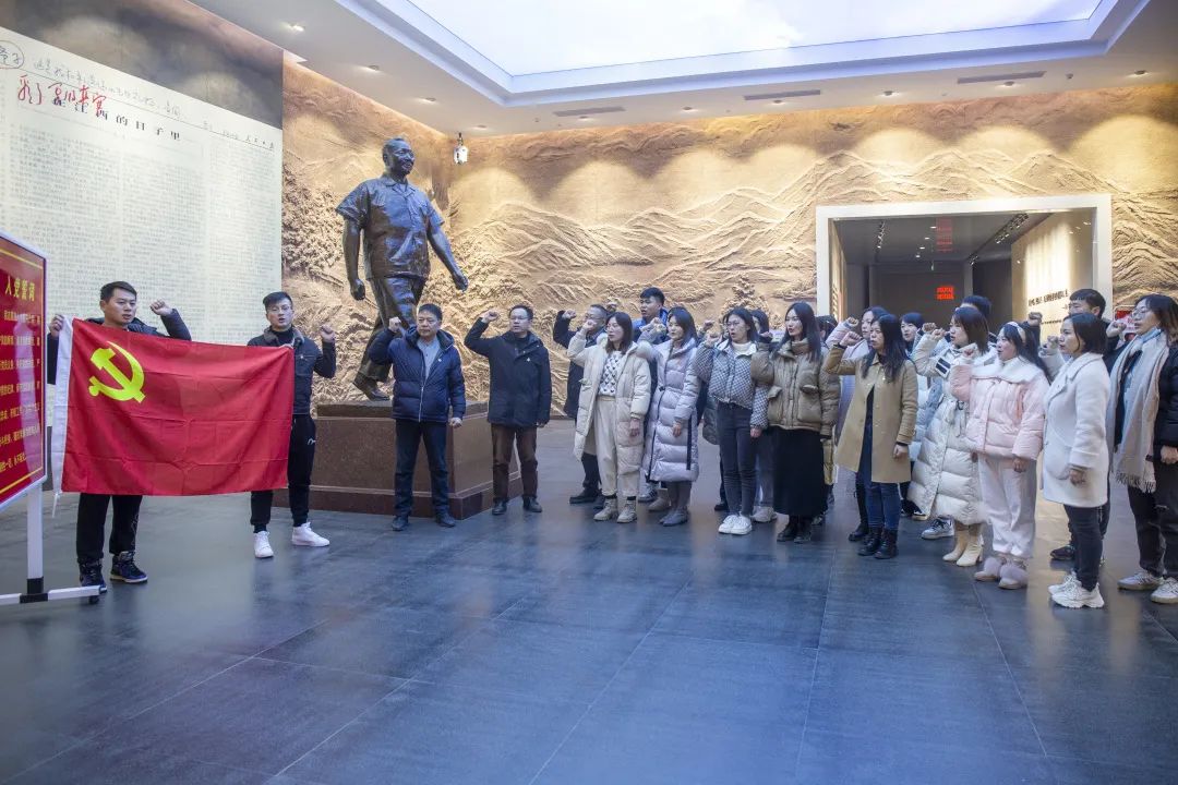 启华双语丨“传承红色基因 砥砺奋进前行”主题党日活动