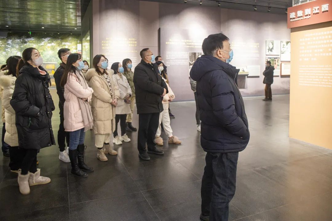 启华双语丨“传承红色基因 砥砺奋进前行”主题党日活动