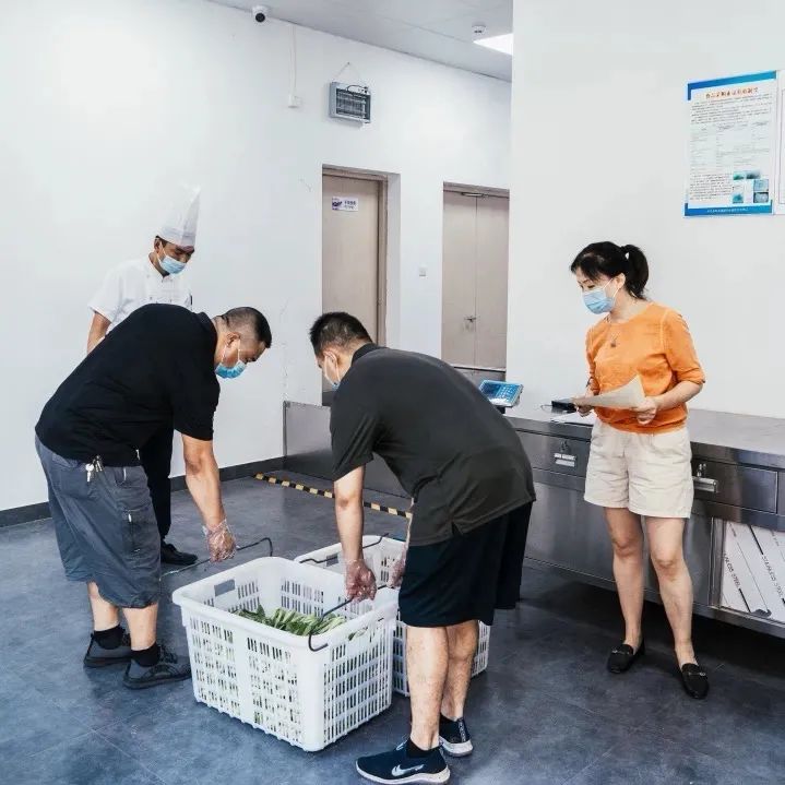 启华双语丨直击JT餐厅，守护学生舌尖安全