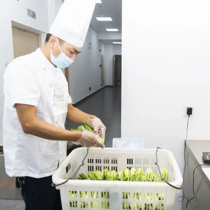 启华双语丨直击JT餐厅，守护学生舌尖安全