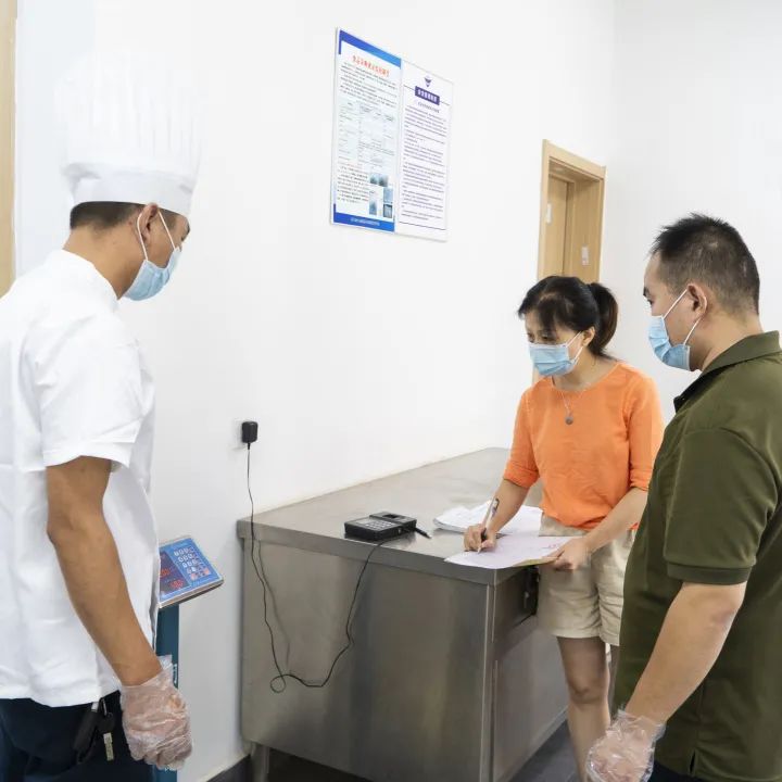启华双语丨直击JT餐厅，守护学生舌尖安全