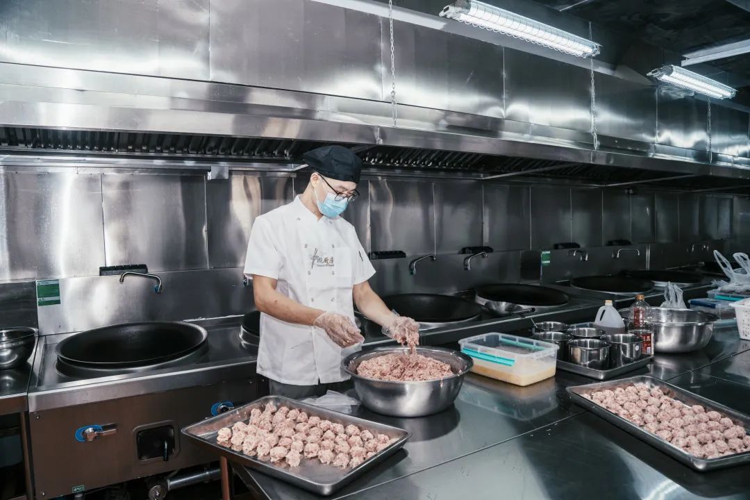 启华双语丨直击JT餐厅，守护学生舌尖安全
