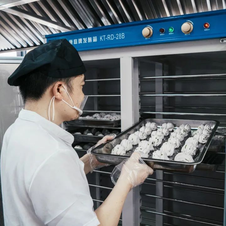 启华双语丨直击JT餐厅，守护学生舌尖安全