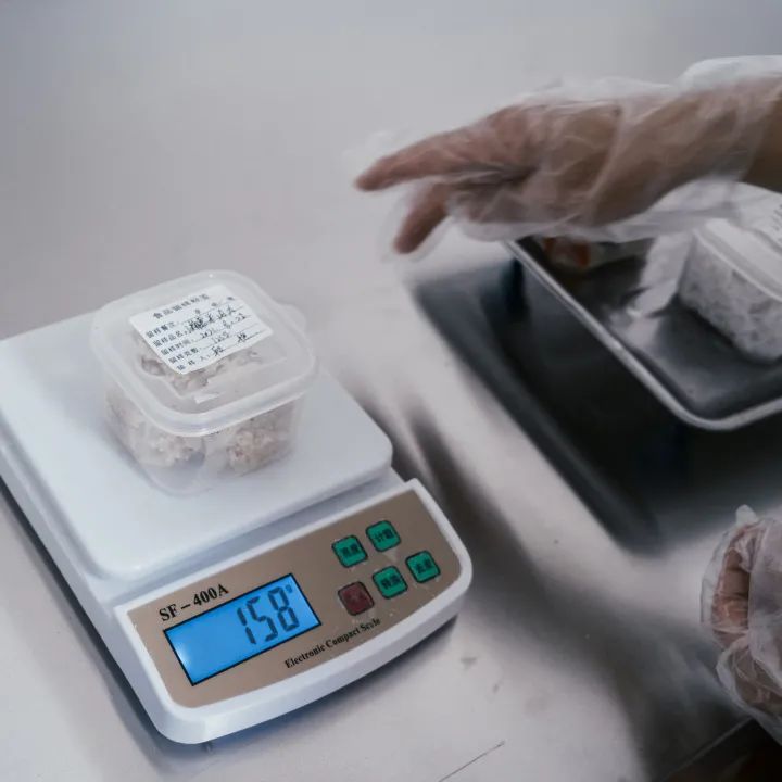 启华双语丨直击JT餐厅，守护学生舌尖安全