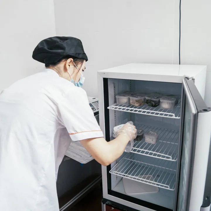 启华双语丨直击JT餐厅，守护学生舌尖安全