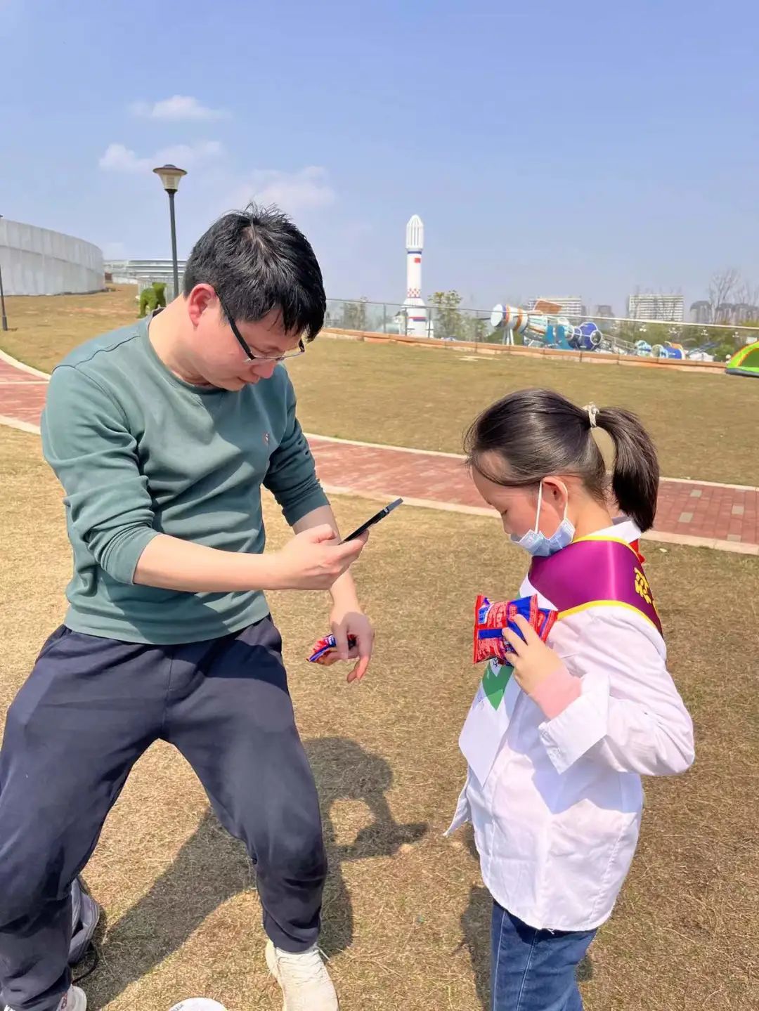 爱心手拉手，争做小雷锋丨启华学子自发为山区孩子献爱心