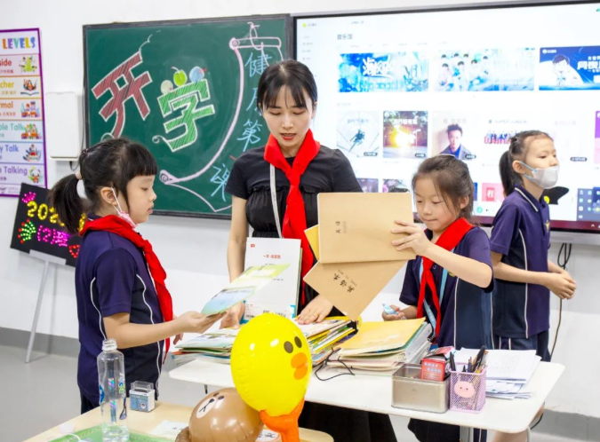 携手，向上！开学第一天，快来看看启华有什么不一样了？！