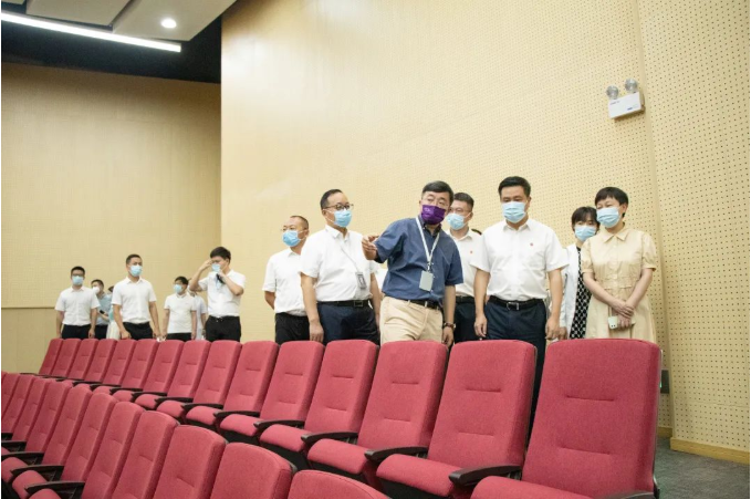 红谷滩区区委书记吴江辉到南昌启华双语学校调研督导校园疫情防控工作