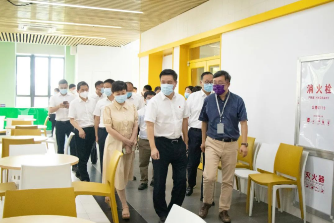 红谷滩区区委书记吴江辉到南昌启华双语学校调研督导校园疫情防控工作