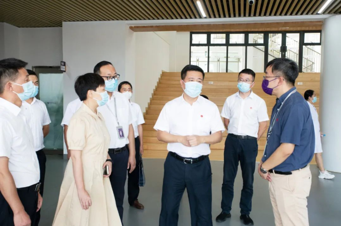 红谷滩区区委书记吴江辉到南昌启华双语学校调研督导校园疫情防控工作