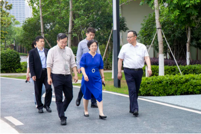 《中国教育报》编审、家庭教育周刊主编刘华蓉教授莅临南昌启华双语学校参观交流