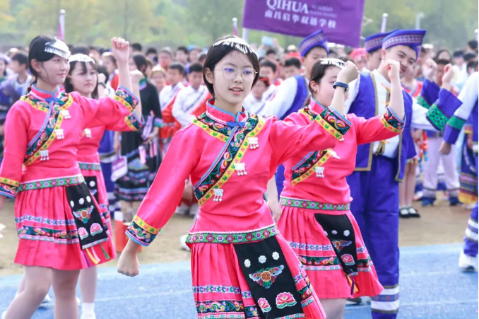 བཀྲ་ཤིས་བདེ་ལེགས་、Сайнбайнауу......你好！启华中学部运动会开幕式