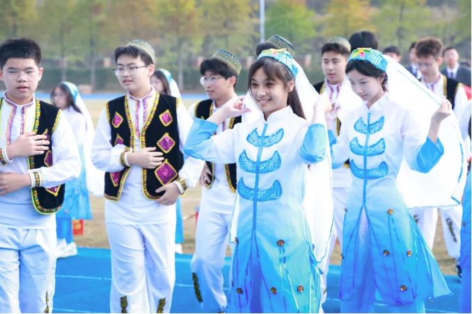 བཀྲ་ཤིས་བདེ་ལེགས་、Сайнбайнауу......你好！启华中学部运动会开幕式
