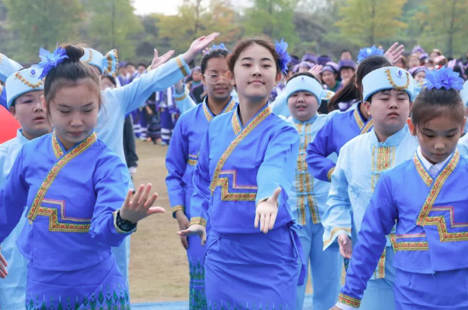 བཀྲ་ཤིས་བདེ་ལེགས་、Сайнбайнауу......你好！启华中学部运动会开幕式
